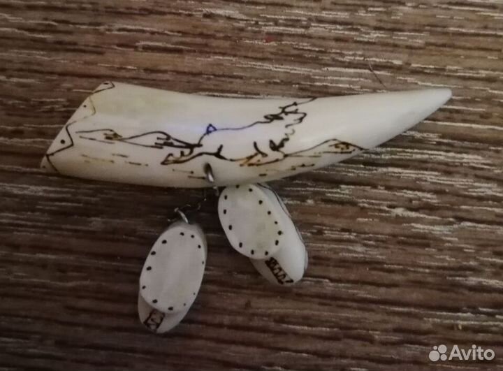 Винтажная брошь из кости