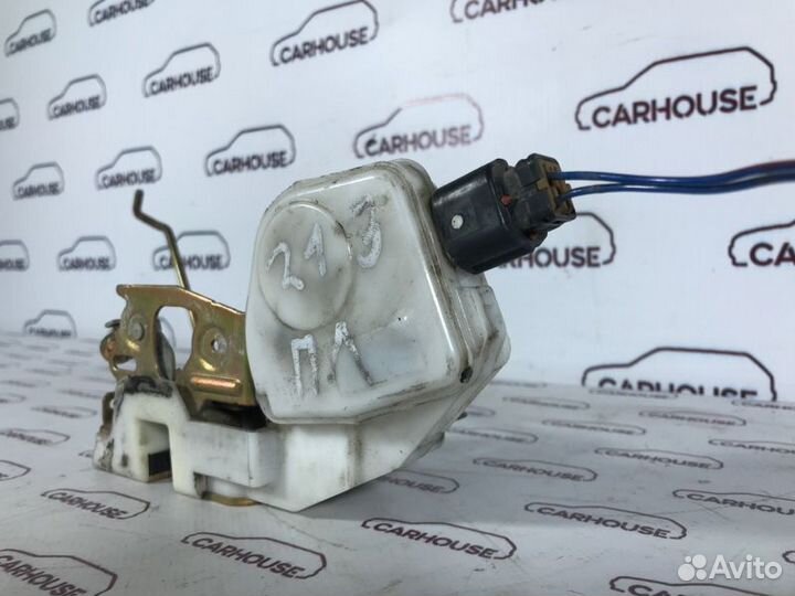 Замок двери передний левый Mitsubishi Chariot 2.4