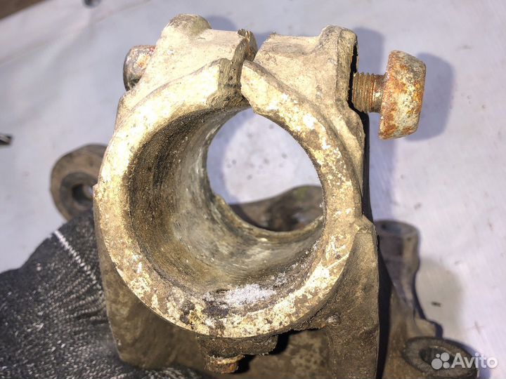 Передний правый поворотный кулак Пассат Б6