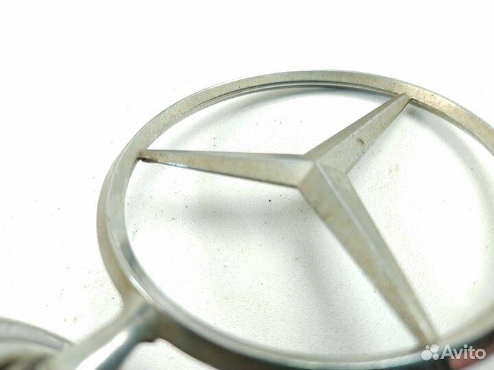 Значок капота Mercedes-Benz C-Класс A2108800186