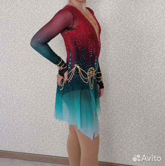 Костюм для выступлений по фигурному катанию