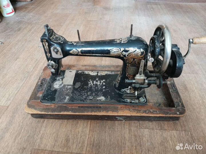 Старинная швейная машинка