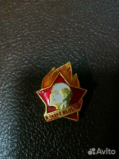 Пионерский галстук со значком