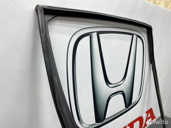 Уплотнитель стекла двери задний левый Honda Cr-V4