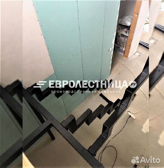 Лестница на металлическом каркасе с площадкой