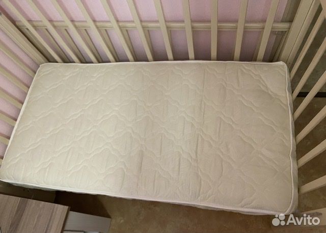 Детская кроватка с маятником и ящиком