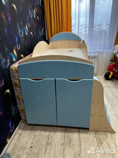 Детская кровать чердак со столом и шкафом