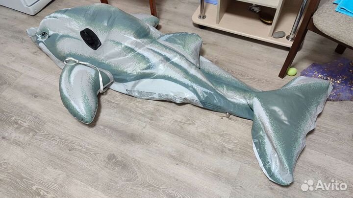 Надувной дельфин