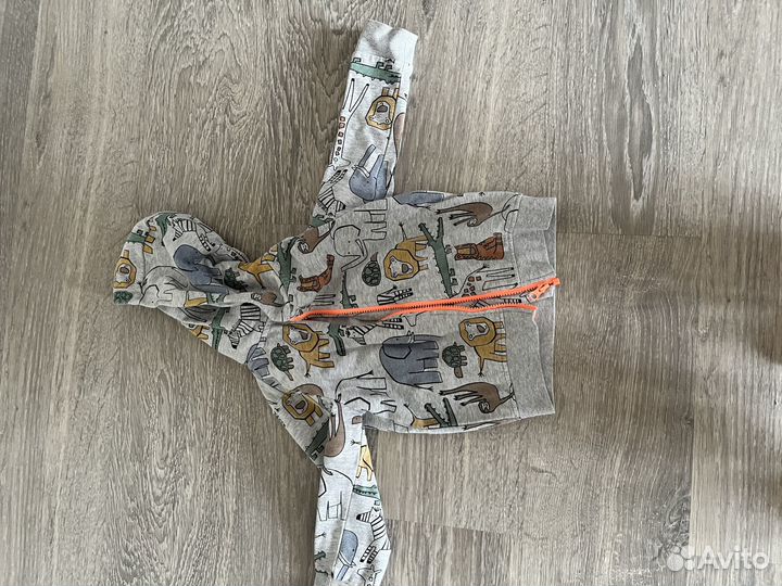 Продам костюм на мальчика 98/104
