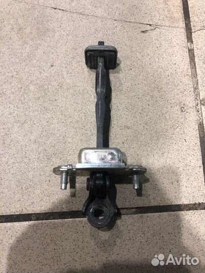 Ограничитель двери передний правый Subaru Impreza