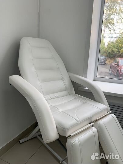 Педикюрное кресло белое