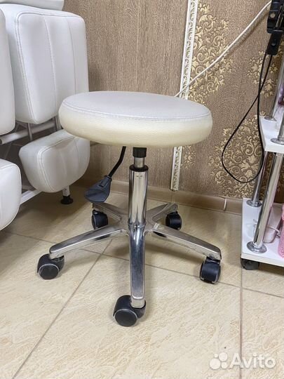 Стул мастера на колесиках