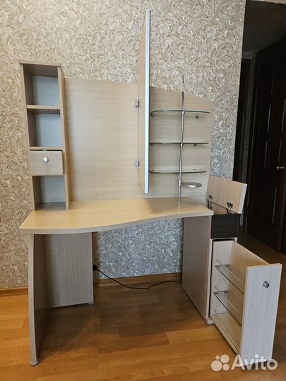 Стол для макияжа