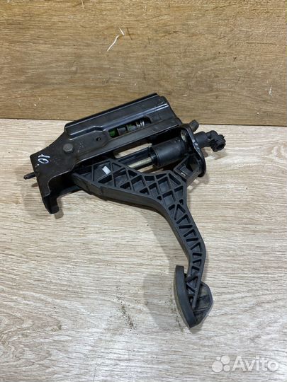 Педаль сцепления Skoda Octavia Tour 301087