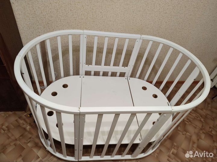 Детская кроватка с маятником