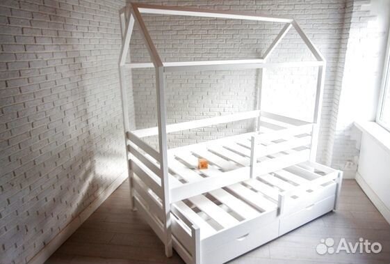 Выдвижная детская кровать из массива березы с доми