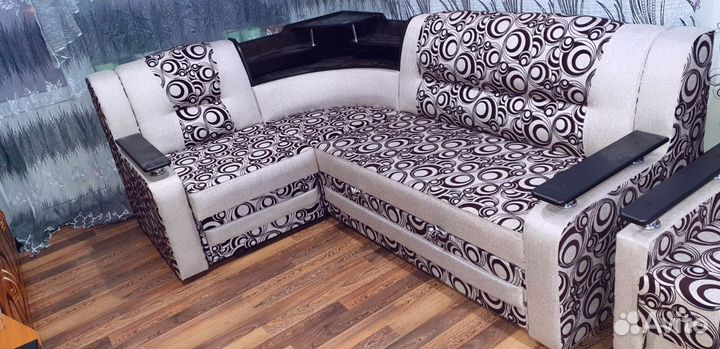 Угловой диван с баром