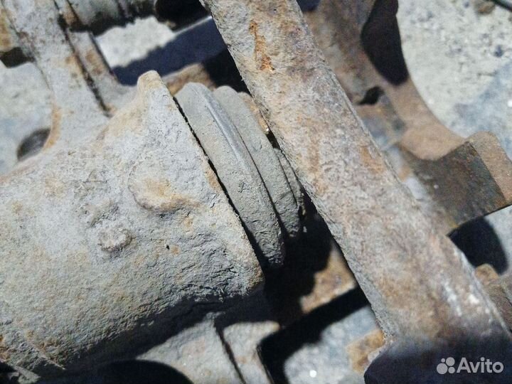 Суппорт задний правый Nissan Primera P11