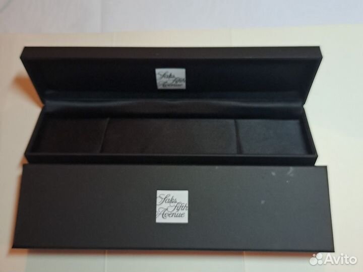 Коробка Saks Fifth Avenue и Spinelli Kilcollin