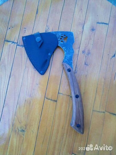 Кованый топорик с кожаным чехлом