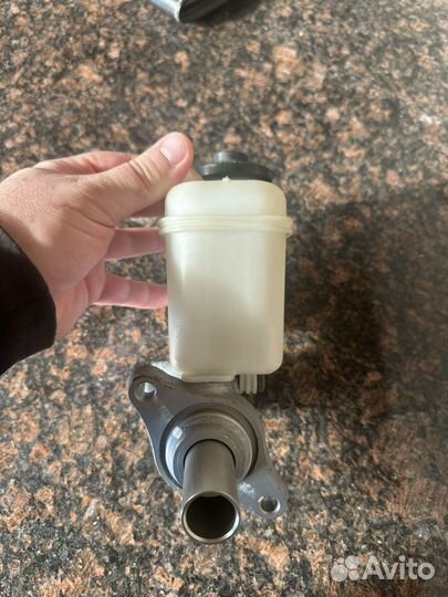 Главный тормозной цилиндр Toyota Sequoia