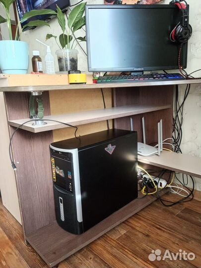 Компьютерный стол