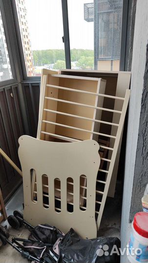 Детская кроватка с маятником и ящиком