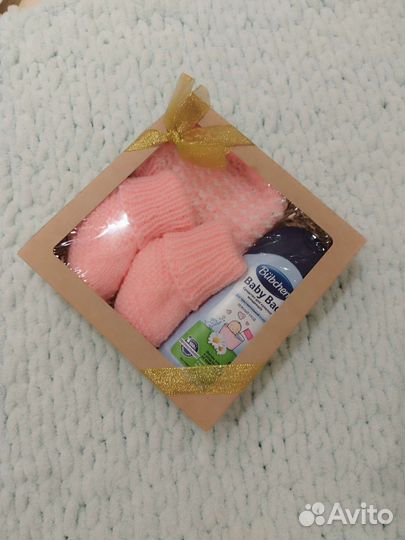 Шапочка и пинетки для новорожденных. Подарок