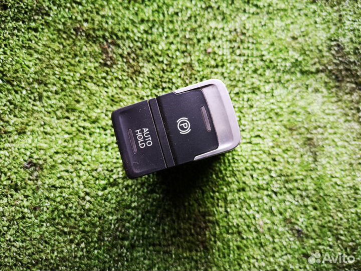 Кнопка стояночного тормоза на VW Passat B8 15-20