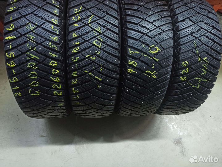 Goodyear UltraGrip Ice 215/65 R16 98T