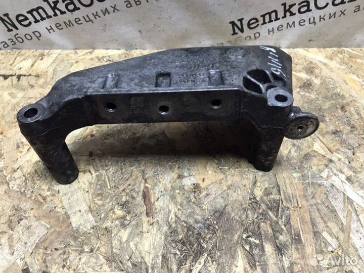 Кронштейн двигателя правый Volkswagen Transporter