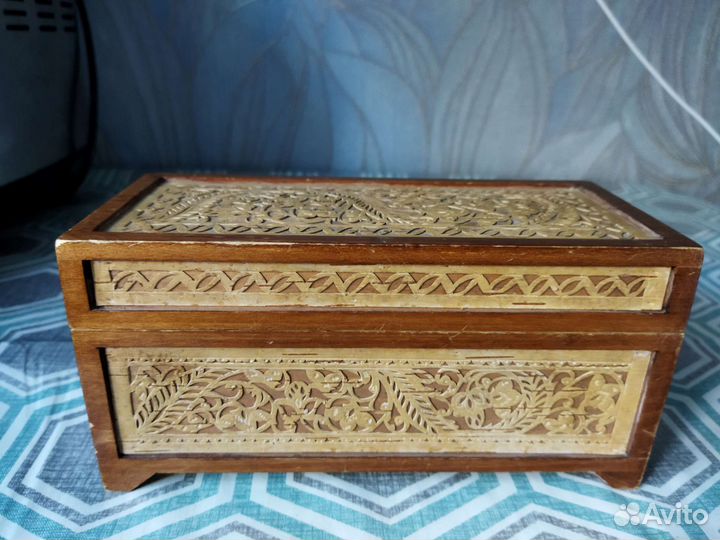 Деревянная шкатулка