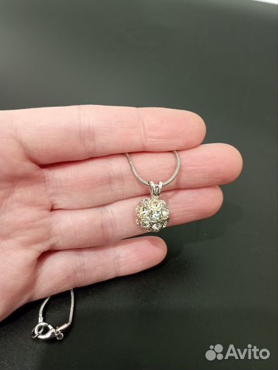 Круглый кулон с цепочкой из страз