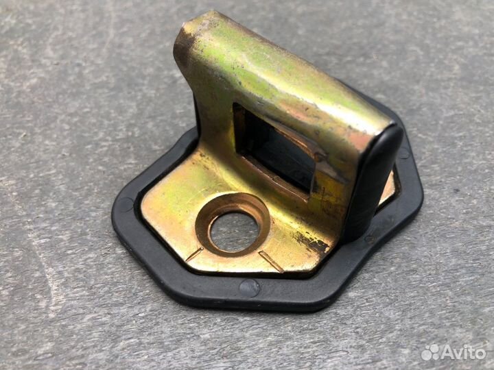 Петля замка двери передняя правая Mitsubishi