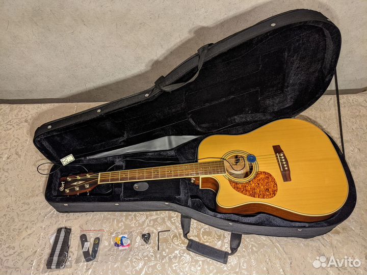 Гитара из массива ситхинской ели Cort MR710F LH NS