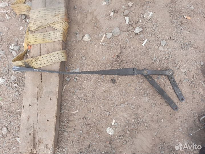 Поводок стеклоочистителя передний правый Mercedes