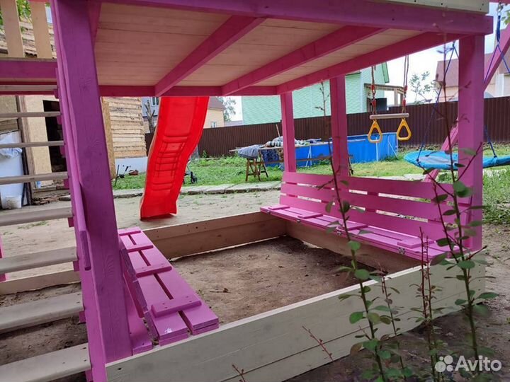 Детский деревянный домик на сваях