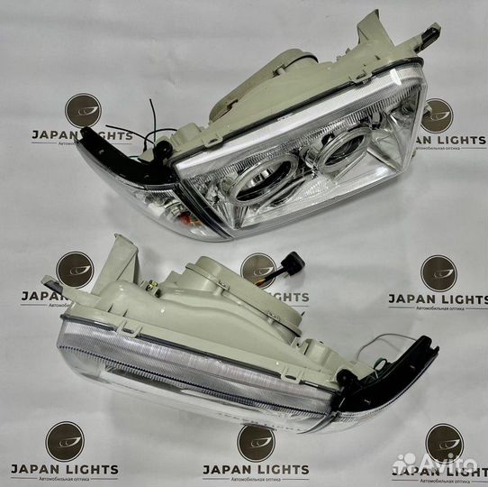 Фары линзовые с анг. глазками хром передние Toyota