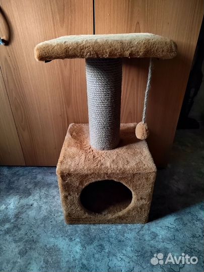 Домик для кошки с когтеточкой и лежанкой