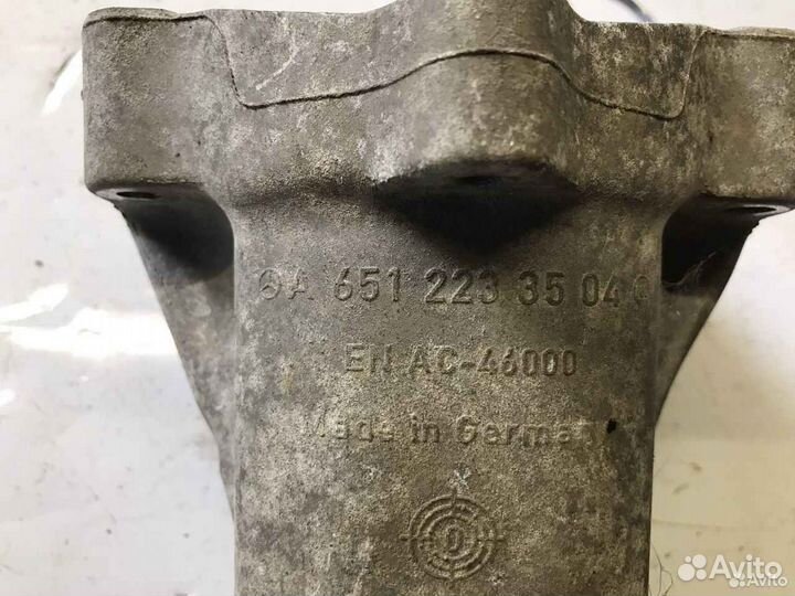 Кронштейн опоры справа Мерседес м651