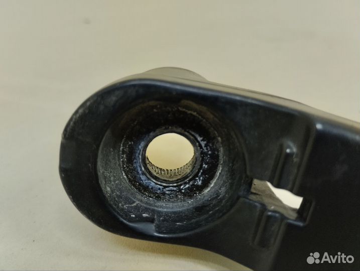 Поводок стеклоочистителя передний правый Mitsubish