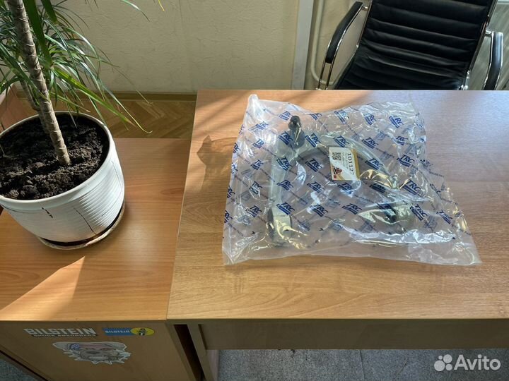 Рычаг передний верхний Cadillac SRX 2004-2009 RH