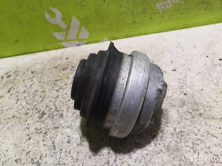 Опора двигателя Мерседес Бенз 210 Е-класс