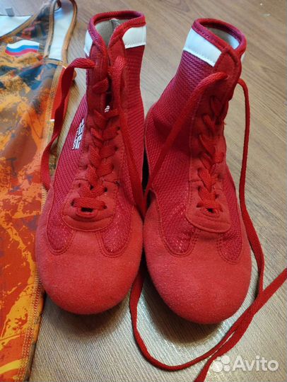 Костюм и обувь для занятия борьбой