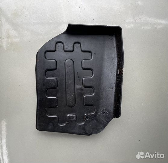 Пыльник защита двигателя правый Daewoo Matiz