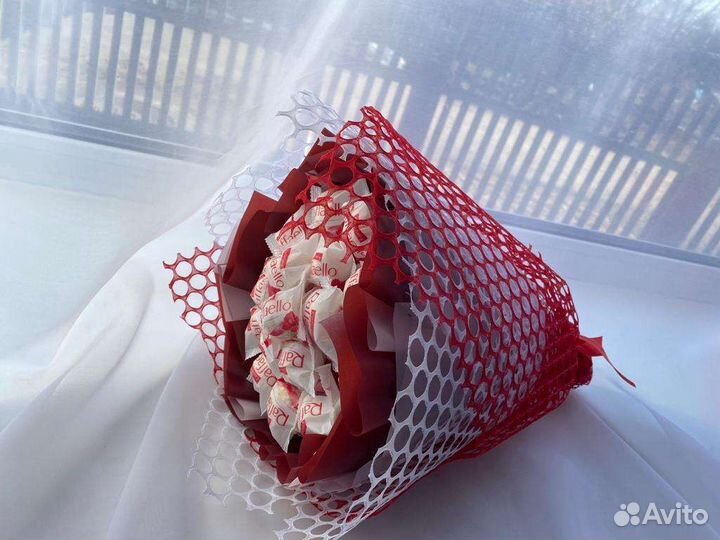 Сладкий букет. Букет из рафаэлло, чупа-чупсов