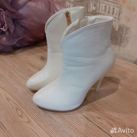 Свадебные белые сапожки