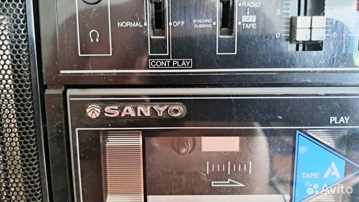 Классный магнитофон Sanyo