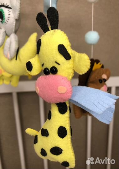 Мобиль в кроватку для новорождённого из фетра