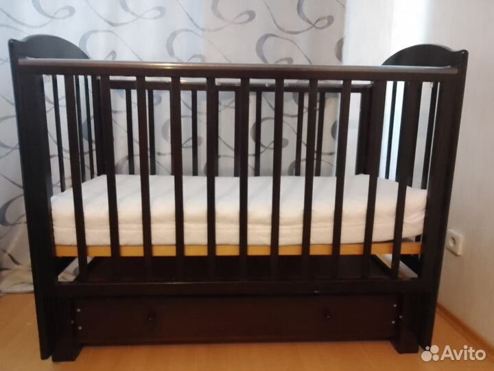 Детская кроватка с маятником и ящиком